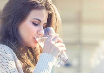 Enggak Nyangka! Langsung Minum Air Putih Setelah Makan Justru Bisa Sebabkan Penyakit Berbahaya Ini!