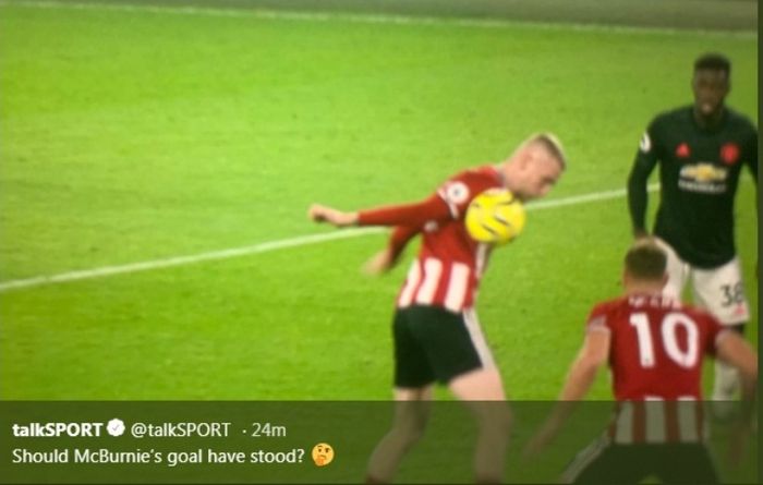 Pemain Sheffield United, Oliver McBurnie, terlihat menyentuh bola dengan tangan sebelum menjebol gawang Manchetser United.