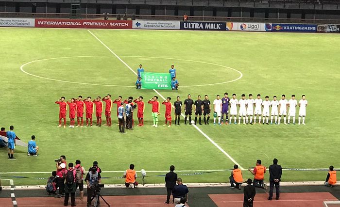 Para pemain timnas U-19 Indonesia menyanyikan lagu kebangsaan jelang kick-off laga uji coba kontra timnas U-19 China di Gelora Bung Tomo, Surabaya, 17 Oktober 2019.