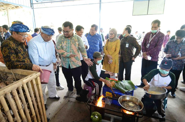 TOSS adalah suatu konsep pengelolaan dan pengolahan sampah (domestik rumah tangga dan residu tanaman lainnya) berbasis komunitas/masyarakat.