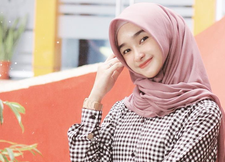 7 Model Baju Pink ala Selebgram Hijab 