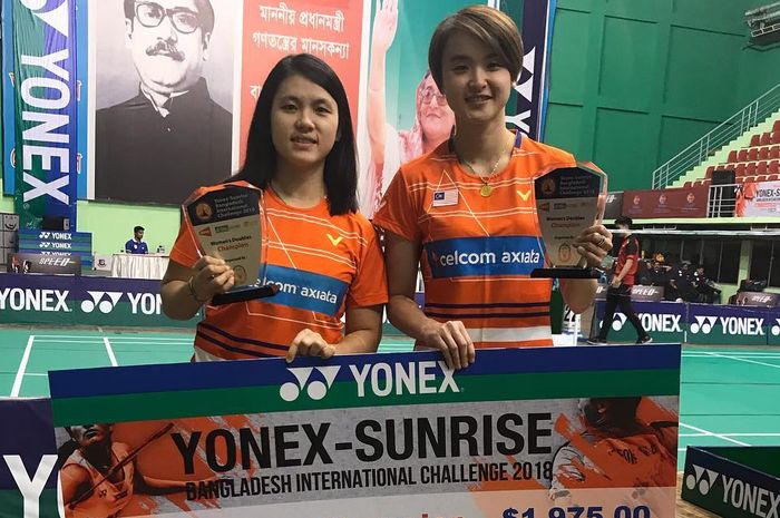 Ganda putri Malaysia, Yap Cheng Wen (kiri) dan Vivian Hoo (kanan), saat menjadi juara turnamen Bangladesh International Challenge 2018.