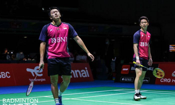 Raut kekecewaan pasangan ganda putra Indonesia, Marcus Fernaldi Gideon/Kevin Sanjaya Sukamuljo usai dikalahkan wakil Inggris, Ben Lane/Sean Vendy, pada babak 16 besar Kejuaraan Dunia 2022 di Tokyo Metropolitan Gymnasium, Jepang, Kamis 25 Agustus 2022