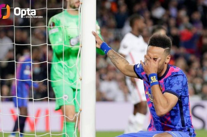 Reaksi Pierre-Emerick Aubameyang usai gagal cetak gol untuk Barcelona dalam duel Liga Europa lawan Eintracht Frankfurt di Camp Nou (14/4/2022).