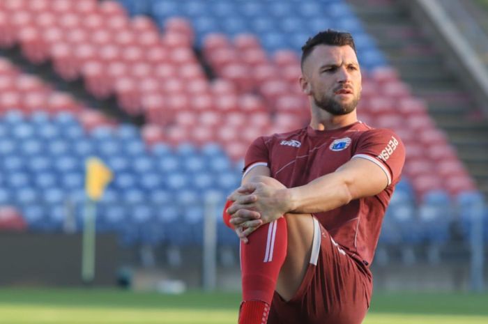 Penyerang Persija Jakarta Marko Simic pada sesi official training di Stadion McDonald Jones, Newcastle, Australia, Senin (11/2/2019).