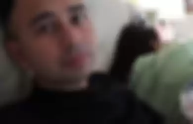 Raffi ngevlog pakai selfie kamera