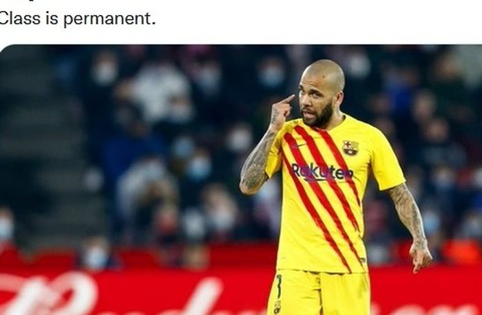 Bek sayap Barcelona, Dani Alves, dalam laga melawan Granada.