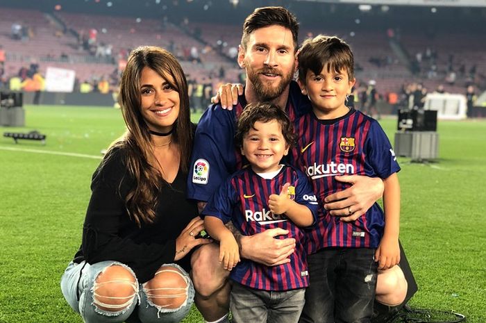 Lionel Messi menikah dengan teman masa kecilnya, Antonella Roccuzzo, dan dikaruniai 2 orang anak