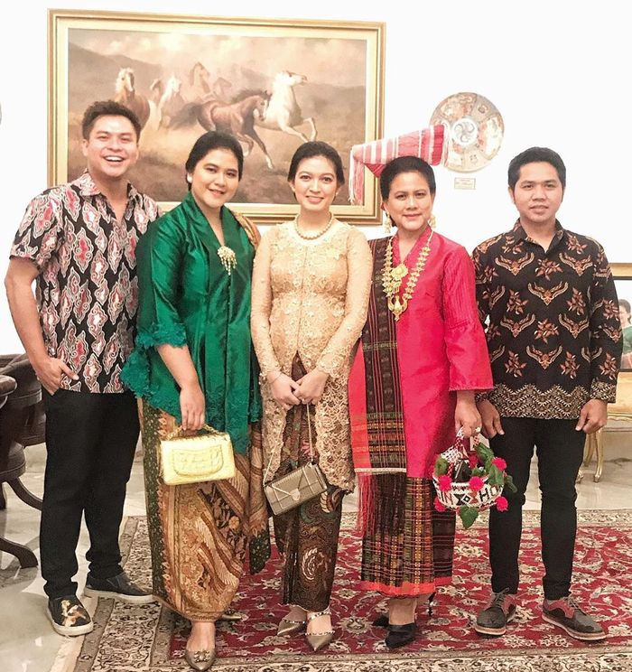 Selvi Ananda tampak cantik dan anggun