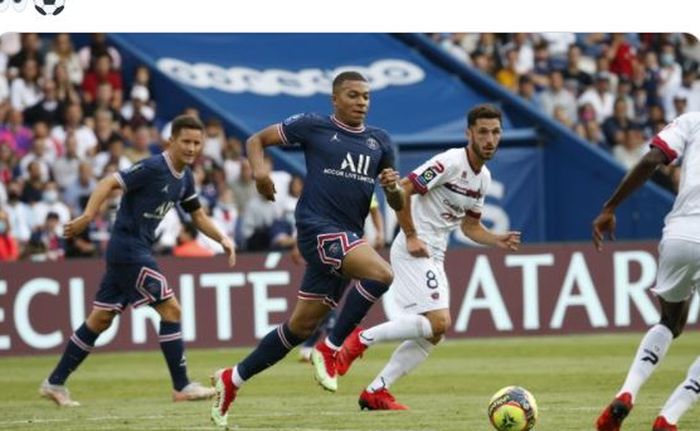 Striker Paris Saint-Germain, Kylian Mbappe, menggiring bola dalam laga Liga Prancis kontra Clermont di Stadion Parc des Princes, Sabtu (11/9/2021).