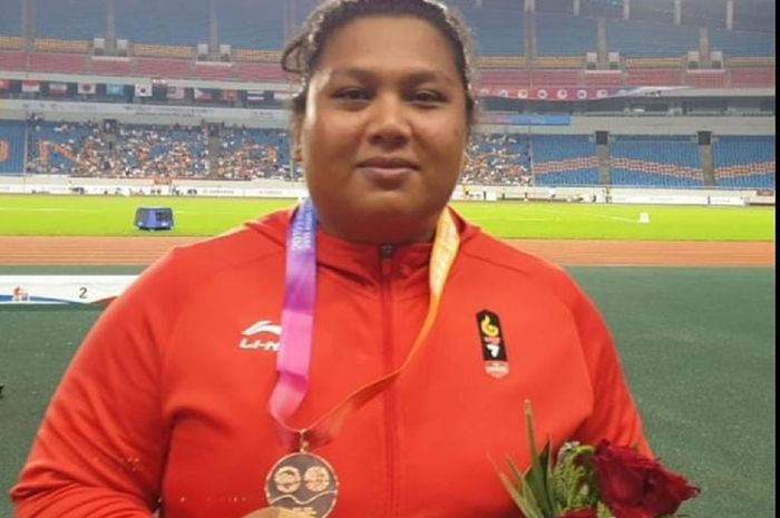 Atlet tolak peluru putri Indonesia, Eki Febri Ekawati, saat meraih medali perunggu pada Asian Grand Prix Seri II di Chongqing, China.