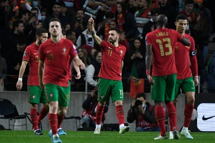 Gelandang timnas Portugal, Bruno Fernandes, merayakan gol ke gawang timnas Makedonia Utara dalam laga final play-off Path C Kualifikasi Piala Dunia 2022 Zona Eropa di Stadion Do Dragao, 29 Maret 2022.