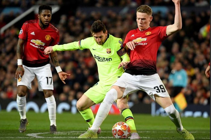Scott McTominay berebut bola dengan Lionel Messi dalam duel Liga Champions Manchester United vs Barcelona, 10 April 2019.