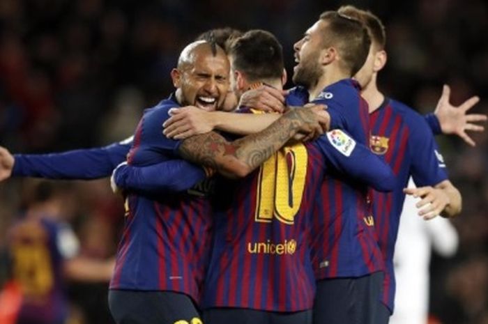 Para pemain Barcelona merayakan gol yang dicetak oleh Lionel Messi (tengah).