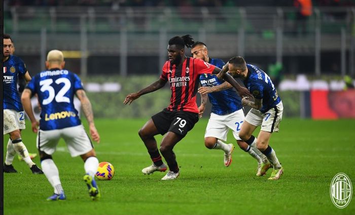 Momen Derby della Madonnina antara AC Milan vs Inter Milan di Liga Italia 2021-2022.