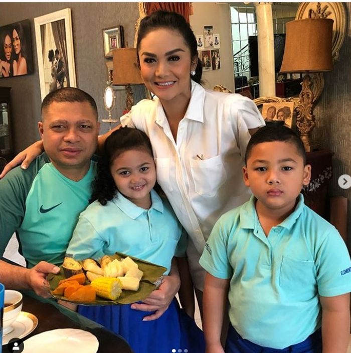Sarapan Krisdayanti dan Raul Lemos