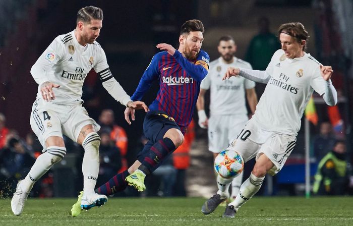 Lionel Messi, Sergio Ramos, dan Luka Modric beraksi pada laga Barcelona versus Real Madrid.   