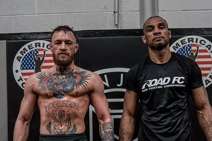 Unggahan foto di Instagram Conor McGregor saat bersama Roan Carneiro.