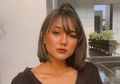 Meski Pakai Outer Melorot, Marion Jola Tampak Seksi Cantik dalam Balutan Dress Putih Belahan Dada Rendah