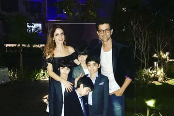 Download 55 Koleksi Gambar Foto Keluarga Hrithik Roshan Terbaru Gratis HD