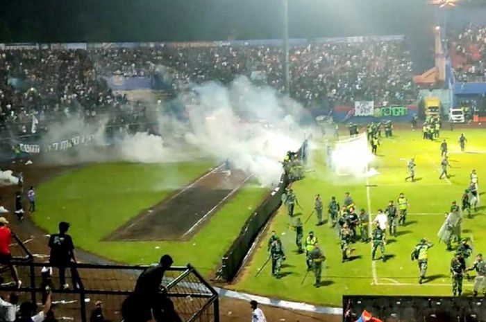 Polisi menembakkan gas air mata ke arah suporter seusai laga Liga 1 antara Arema FC dan Persebaya Surabaya di Stadion Kanjuruhan, Malang,  Sabtu (1/10/2022) malam.