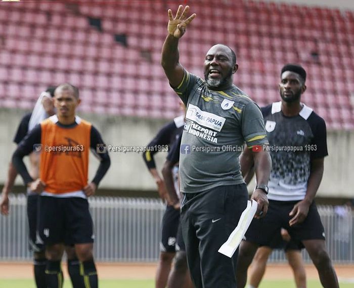 Pelatih Persipura Jayapura, Jacksen F Tiago, saat memimpin latihan tim di Stadion Mandala, Jayapura.