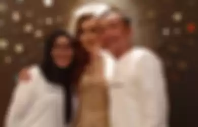 Tingkah orang tua Ayu Ting Ting pakai perhiasan di momen Idul Fitri jadi sorotan