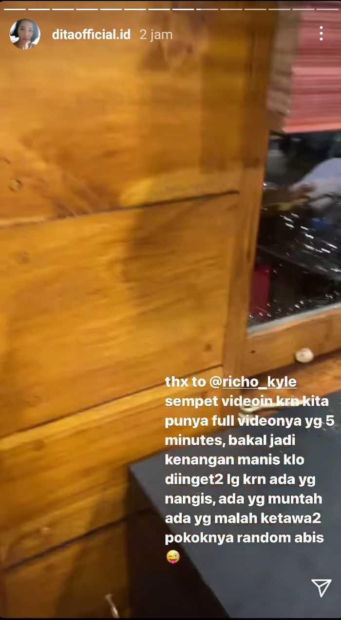 Dita Anggraeni atau <a href='https://palembang.tribunnews.com/tag/mey-chan' title='Mey Chan'>Mey Chan</a> dan <a href='https://palembang.tribunnews.com/tag/richard-kyle' title='Richard Kyle'>Richard Kyle</a> alami badai di tengah laut.