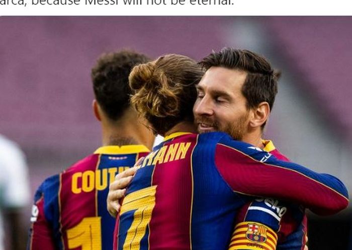 Penyerang Barcelona, Antoine Griezmann, berpelukan dengan Lionel Messi.
