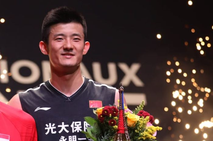 Jonatan Christie (kiri) dan Chen Long (China) di podium French Open 2019, Stade Pierre de Coubertin, Paris, Prancis, Minggu (27/10/2019).