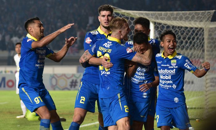 Pemain Persib Bandung merayakan gol yang dicetak oleh Erwin Ramdani saat laga melawan PSS Sleman pada pekan ke-17 Liga 1 2019 di Stadion Si Jalak Harupat, Bandung, Jumat (30/8/2019).