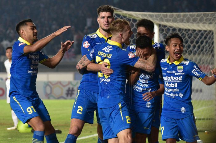 Pemain Persib Bandung merayakan gol yang dicetak oleh Erwin Ramdani saat laga melawan PSS Sleman pada pekan ke-17 Liga 1 2019 di Stadion Si Jalak Harupat, Bandung, Jumat (30/8/2019).