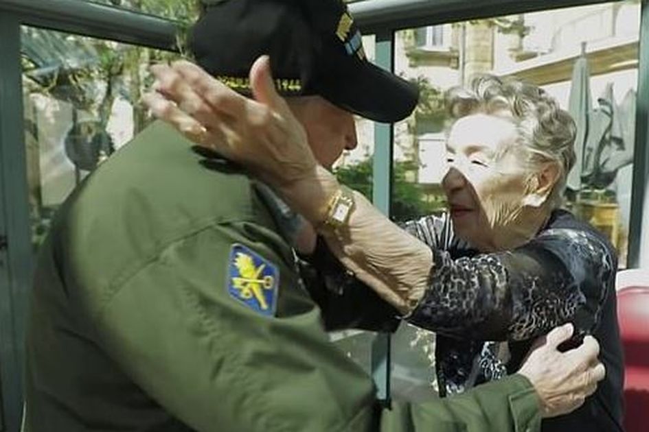 75 Tahun Berpisah Prajurit Veteran Ini Akhirnya Bertemu Kembali Dengan Cinta Sejatinya Kau Tak Pernah Pergi Dari Hatiku