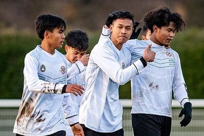 Alfriyanto Nico (menunjukan jempol) bersama Bagus Kahfi saat turun bersama dalam sebuah laga yang dijalani tim Garuda Select.