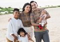 Umumkan Nama Baru Anak Angkatnya, Keluarga Ruben Onsu dan Sarwendah Tampil Beda dalam Balutan Kain Tenun Saat Photoshoot
