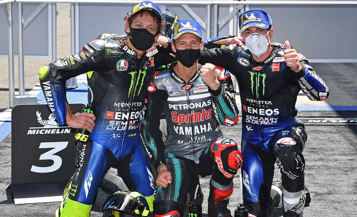 Dari kiri: Valentino Rossi (Monster Energy Yamaha), Fabio Quartararo (Petronas Yamaha SRT), dan Maverick Vinales (Monster Energy Yamaha), merayakan keberhasilan meraih posisi podium pada balapan MotoGP Andalusia di Sirkuit Jerez, Spanyol, 26 Juli 2020.
