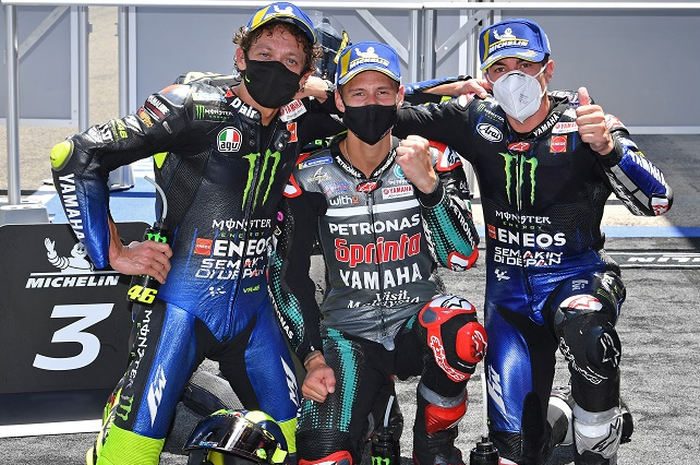 Dari kiri: Valentino Rossi (Monster Energy Yamaha), Fabio Quartararo (Petronas Yamaha SRT), dan Maverick Vinales (Monster Energy Yamaha), merayakan kesuksesan mereka meraih podium pada balapan MotoGP Andalusia di Sirkuit Jerez, Spanyol, 26 Juli. 2020.