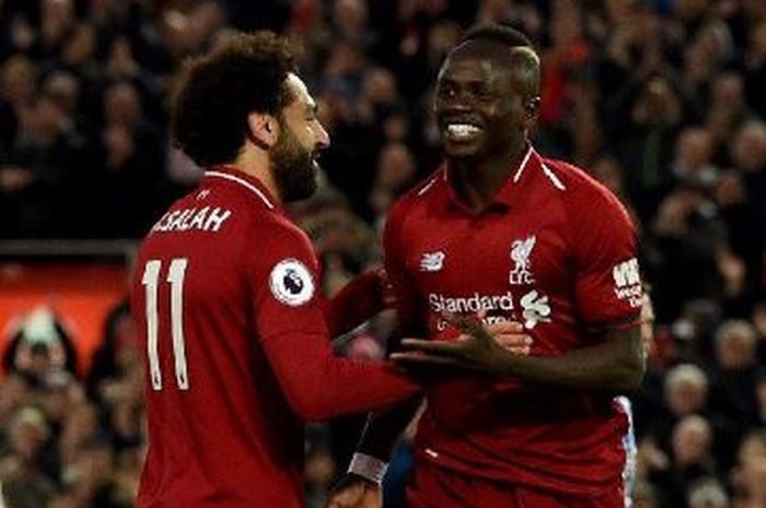 Duo penyerang Liverpool, Mohamed Salah (kiri) dan Sadio Mane dikabarkan sempat terlibat cek-cok