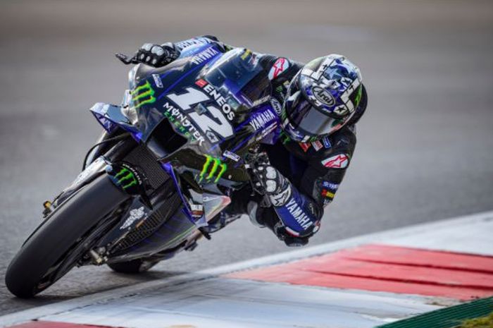 Pembalap MotoGP dari tim Monster Energy Yamaha, Maverick Vinales ketika bermanuver di atas aspal.