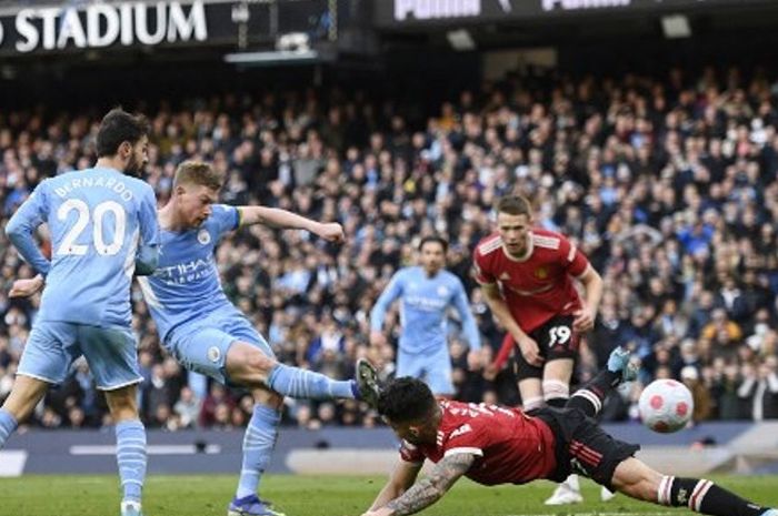 Gelandang Manchester City, Kevin De Bruyne, mencetak gol melawan Manchester United di Etihad Stadium.