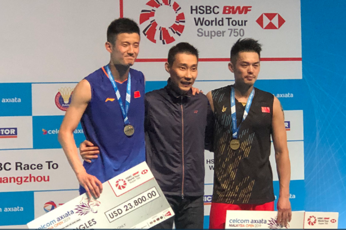 Lee Chong Wei (tengah) saat bersama Chen Long dan Lin Dan di atas podium tunggal putra Malaysia open 2019, Minggu (7/4/2019).