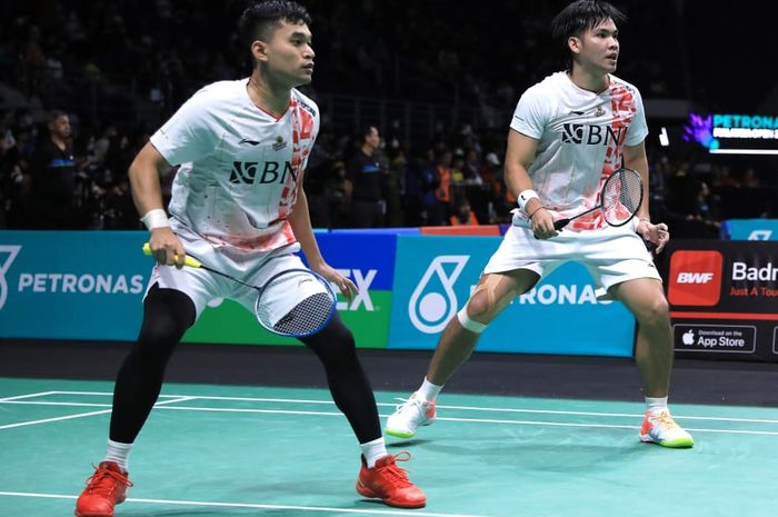 Pasangan ganda putra Indonesia, Leo Rolly Carnando/Daniel Marthin, pada babak pertama Malaysia Open 2023 di Axiata Arena, Kuala Lumpur, Rabu (11/1/2023).