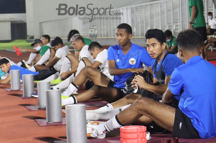 Altalariq Erfa Aqsal Ballah (kiri) dan Nurhidayat Haji Haris (kanan) terlihat sedang mengikuti pemusatan latihan timnas Indonesia di Stadion Madya, Senayan, Jakarta, 11 Mei 2021.