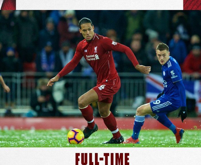 Bek Liverpool FC, Virgil van Dijk (kiri), beraksi dalam laga Liga Inggris melawan Leicester City di Stadion Anfield, Rabu (30/1/2019).