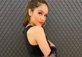 Tampil Seksi Pakai Celana Hot Pants Super Pendek, Bentuk Perut Cinta Laura Justru Bikin Netizen Salfok!