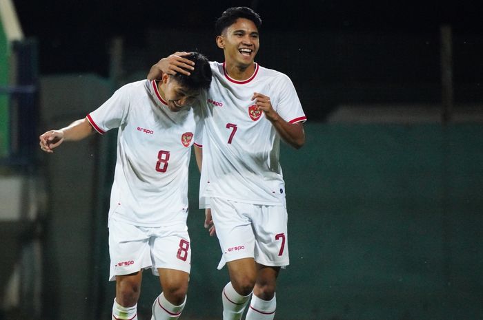Dua penggawa Timnas U-23 Indonesia, yakni Witan Sulaeman (kiri) dan Marselino Ferdinan (kanan), saat tampil melawan UEA dalam laga uji coba jelang Piala Asia U-23 2024.