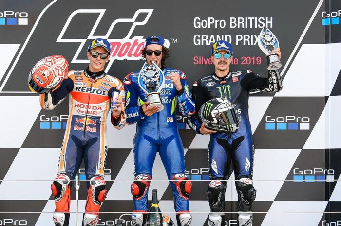 Dari kiri ke kanan, Marc Marquez, Alex Rins, dan Maverick Vinales berpose di podium MotoGP Inggris di Sirkuit Silverstone, Minggu (25/8/2019).