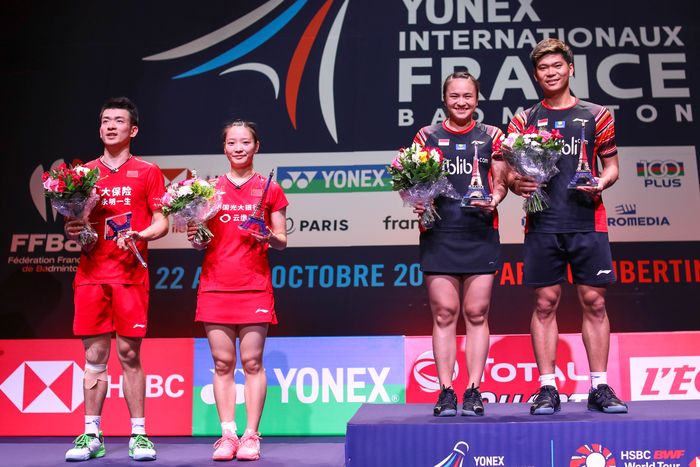 Pasangan ganda campuran Indonesia, Praveen Jordan/Melati Daeva Oktavianti, berpose di atas podium kampiun seusai memenangi laga final French Open 2019 kontra Zheng Siwei/Huang Yaqiong (China) di Stade Pierre de Coubertin, Paris, Prancis, Minggu (27/10/2019).