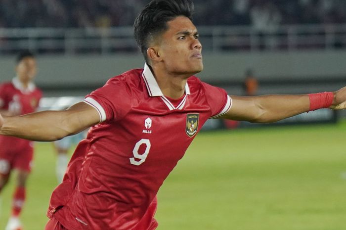 Selebrasi pesepak bola Timnas Indonesia, Ramadhan Sananta setelah mencetak gol ke gawang China Taipei dalam ajang kualifikasi Piala Asia U23 2024 di Stadion Manahan, Solo, Sabtu (9/9/2023) malam. 