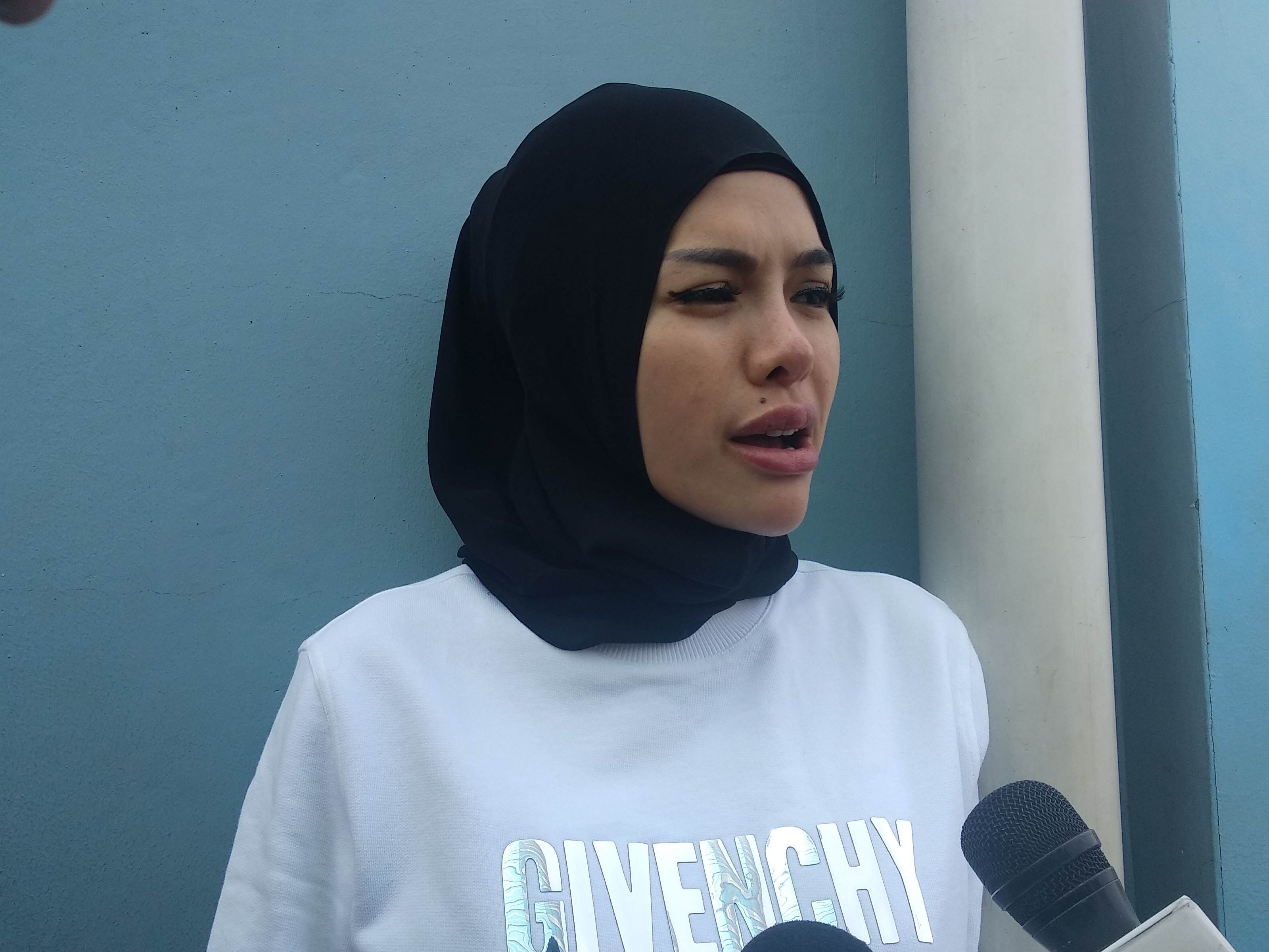 Ditengah Proses Perceraian Diam diam Dipo Latief Datangi Apartemen Nikita Mirzani Semua Halaman Grid ID